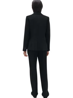 Blazer noir uni avec une coupe ajusté un col cranté et des manches longues