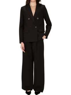 Blazer noir uni avec une coupe droite et un col cranté à revers