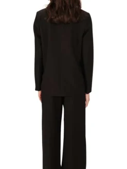 Blazer noir uni avec une coupe droite et un col cranté à revers