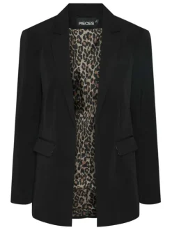 Blazer noir uni avec une coupe droite un col cranté et des manches longues