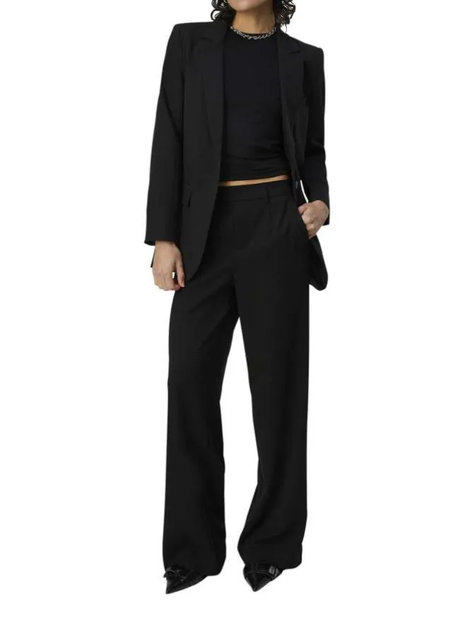 Blazer noir uni avec une coupe droite un col cranté et des manches longues