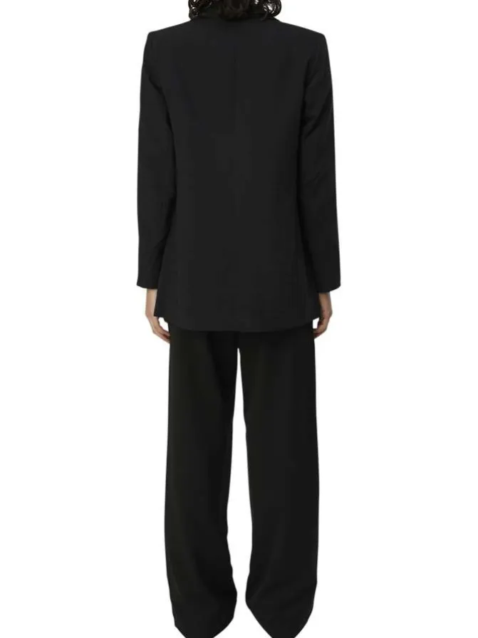 Blazer noir uni avec une coupe droite un col cranté et des manches longues