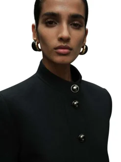 Blazer noir uni coupe droite pourvu d'un col officier et de manches longues