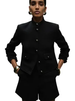 Blazer noir uni coupe droite pourvu d'un col officier et de manches longues