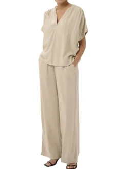 Blouse beige unie pourvue d'un col tunisien et de manches courtes
