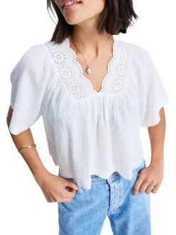 Blouse blanche à coupe droite pourvue d'un col v et de manches courtes