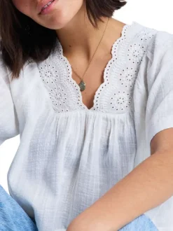 Blouse blanche à coupe droite pourvue d'un col v et de manches courtes