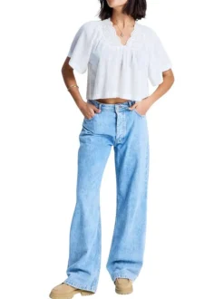 Blouse blanche à coupe droite pourvue d'un col v et de manches courtes