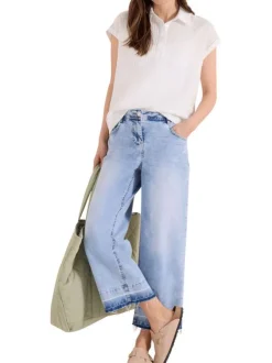 Blouse blanche unie pourvue d'un col boutonnée et de manches courtes