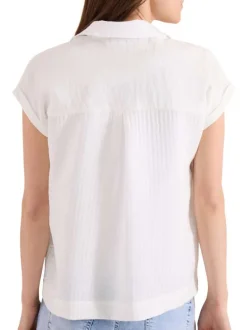 Blouse blanche unie pourvue d'un col boutonnée et de manches courtes