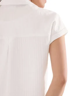 Blouse blanche unie pourvue d'un col boutonnée et de manches courtes