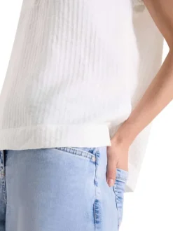 Blouse blanche unie pourvue d'un col boutonnée et de manches courtes