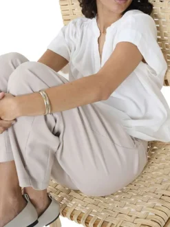Blouse blanche unie pourvue d'un col tunisien et de manches courtes