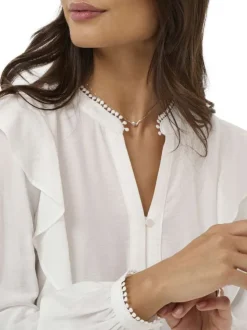 Blouse blanche unie pourvue d'une coupe droite et d'un col tunisien
