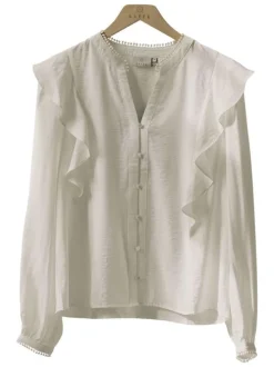 Blouse blanche unie pourvue d'une coupe droite et d'un col tunisien
