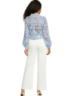Blouse bleu clair à coupe ajustée pourvue d'un col montant et de manches longues