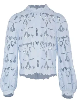 Blouse bleu clair à coupe ajustée pourvue d'un col montant et de manches longues