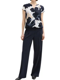 Blouse bleue avec des motifs fleuris une coupe droite et un col v