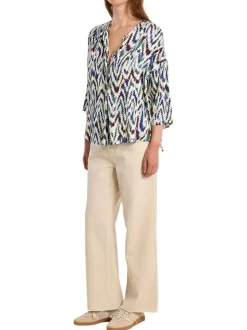 Blouse bleue à motifs pourvue d'une coupe droite et de manches longues