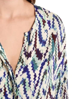 Blouse bleue à motifs pourvue d'une coupe droite et de manches longues