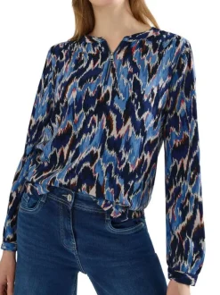 Blouse bleue à motifs pourvue d'une coupe droite et d'un col zippé