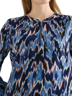 Blouse bleue à motifs pourvue d'une coupe droite et d'un col zippé
