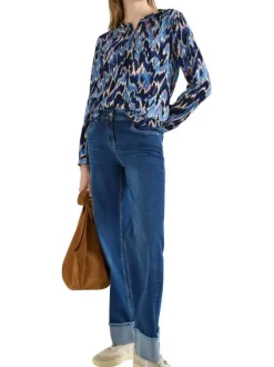 Blouse bleue à motifs pourvue d'une coupe droite et d'un col zippé