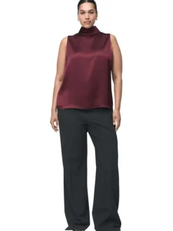 Blouse bordeaux en tissu satiné sans manches pourvue d'un col montant