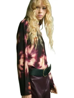 Blouse bordeaux ornée d'un motif floral abstrait et pourvue d'un col rond