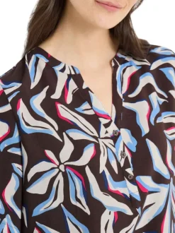 Blouse chocolat à motifs pourvue de manches courtes et d'un col tunisien