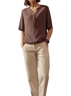 Blouse chocolat unie pourvue de manches courtes et d'un col tunisien