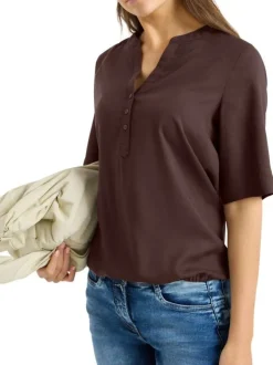Blouse chocolat unie pourvue de manches courtes et d'un col tunisien