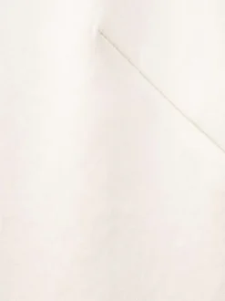 Blouse écrue en tissu satiné sans manches pourvue d'un col montant