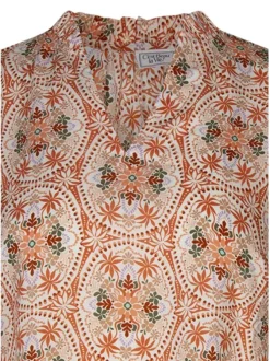 Blouse écrue florale pourvue d'une coupe droite et des manches courtes
