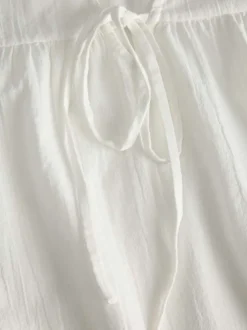 Blouse en coton biologique blanche pourvue d'un col v et de manches longues