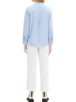 Blouse en coton bleue avec de fines rayures et un col v à revers