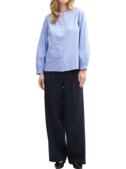 Blouse en coton bleue à pois avec une coupe ample et un col v