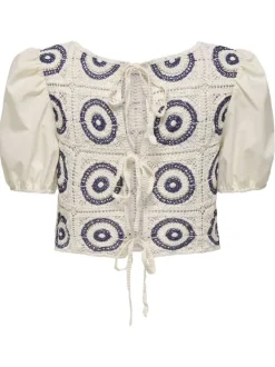 Blouse en coton écrue unie en crochet à coupe crop top avec des détails bleus