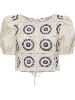 Blouse en coton écrue unie en crochet à coupe crop top avec des détails bleus