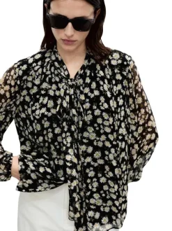 Blouse noire imprimée avec une coupe droite à col rond et des manches longues