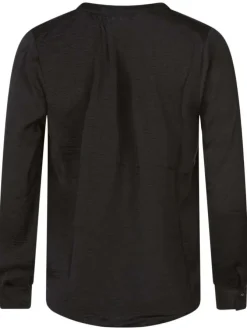 Blouse noire unie avec un aspect satiné une coupe fluide et un col v