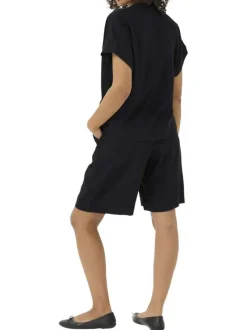 Blouse noire unie pourvue d'un col tunisien et de manches courtes
