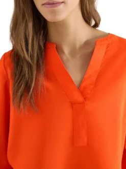 Blouse orange unie pourvue d'une coupe droite et d'un col tunisien