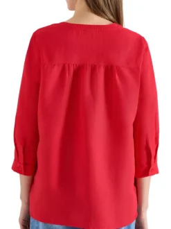 Blouse rouge unie avec une coupe droite et des manches 3/4 pourvu d'un bouton
