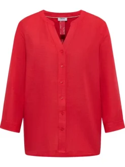 Blouse rouge unie avec une coupe droite et des manches 3/4 pourvu d'un bouton
