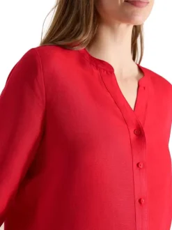 Blouse rouge unie avec une coupe droite et des manches 3/4 pourvu d'un bouton