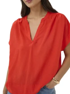 Blouse rouge unie pourvue d'un col tunisien et de manches courtes
