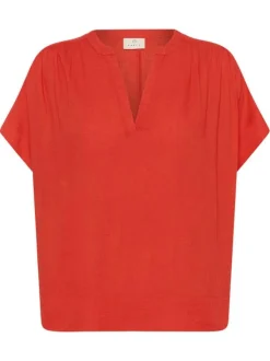 Blouse rouge unie pourvue d'un col tunisien et de manches courtes