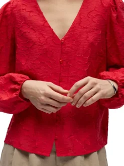 Blouse rouge unie pourvue d'une coupe droite et de manches longues