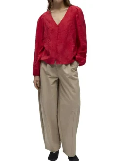 Blouse rouge unie pourvue d'une coupe droite et de manches longues